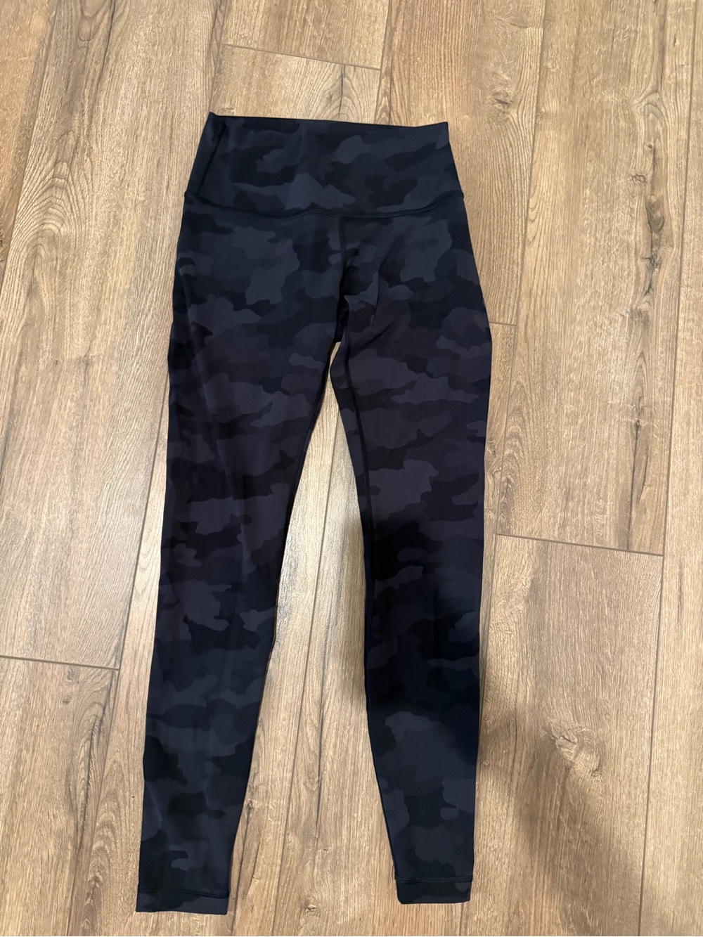 Lululemon Women’s Camo Leggings Size 6 28” Inseam Black Gray